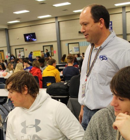 New Assistant Principal Paul Weinheimer talks with sophomores Klein Muse and Ethan Jones at lunch. 