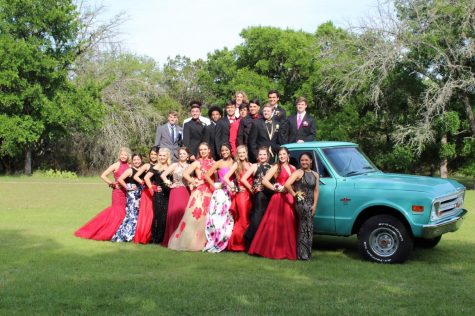 2018 prom group combined of sophomores, juniors, and seniors taking pictures before promenade at 2018 graduate Austin Martins house. 