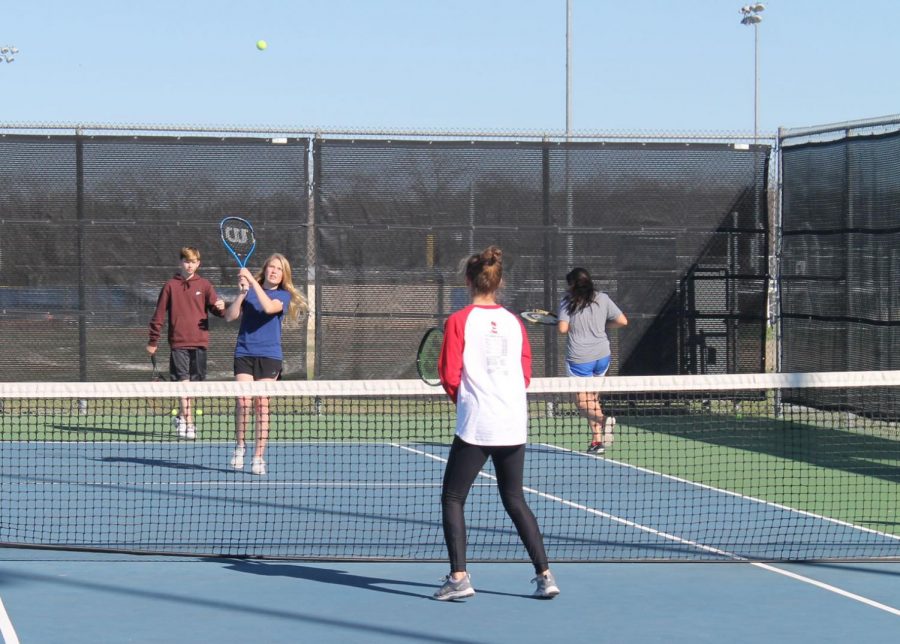 Freshman+Haylee+Finley+practices+with+the+JV+tennis+team+Jan.+24.+