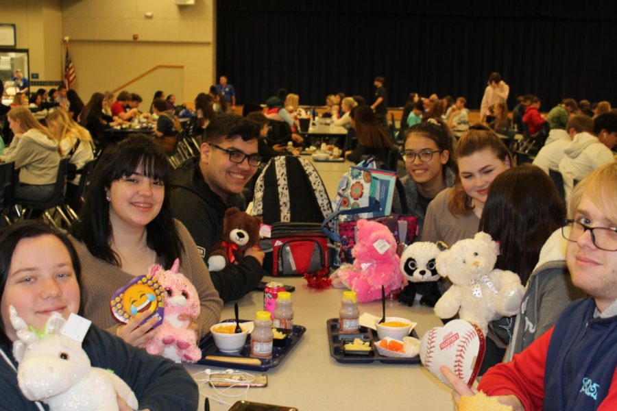 Seniors Machree Worsham, Lanae Hamilton, Gavin Ramirez , junior Josie Lovejoy and senior Waylon Hood celebrate Valentines Day during lunch Friday. 