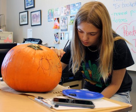 Junior Anna Burgess decorates a pumpkin for the FCCLA Spooktacular Pumpkin Painting Contest.