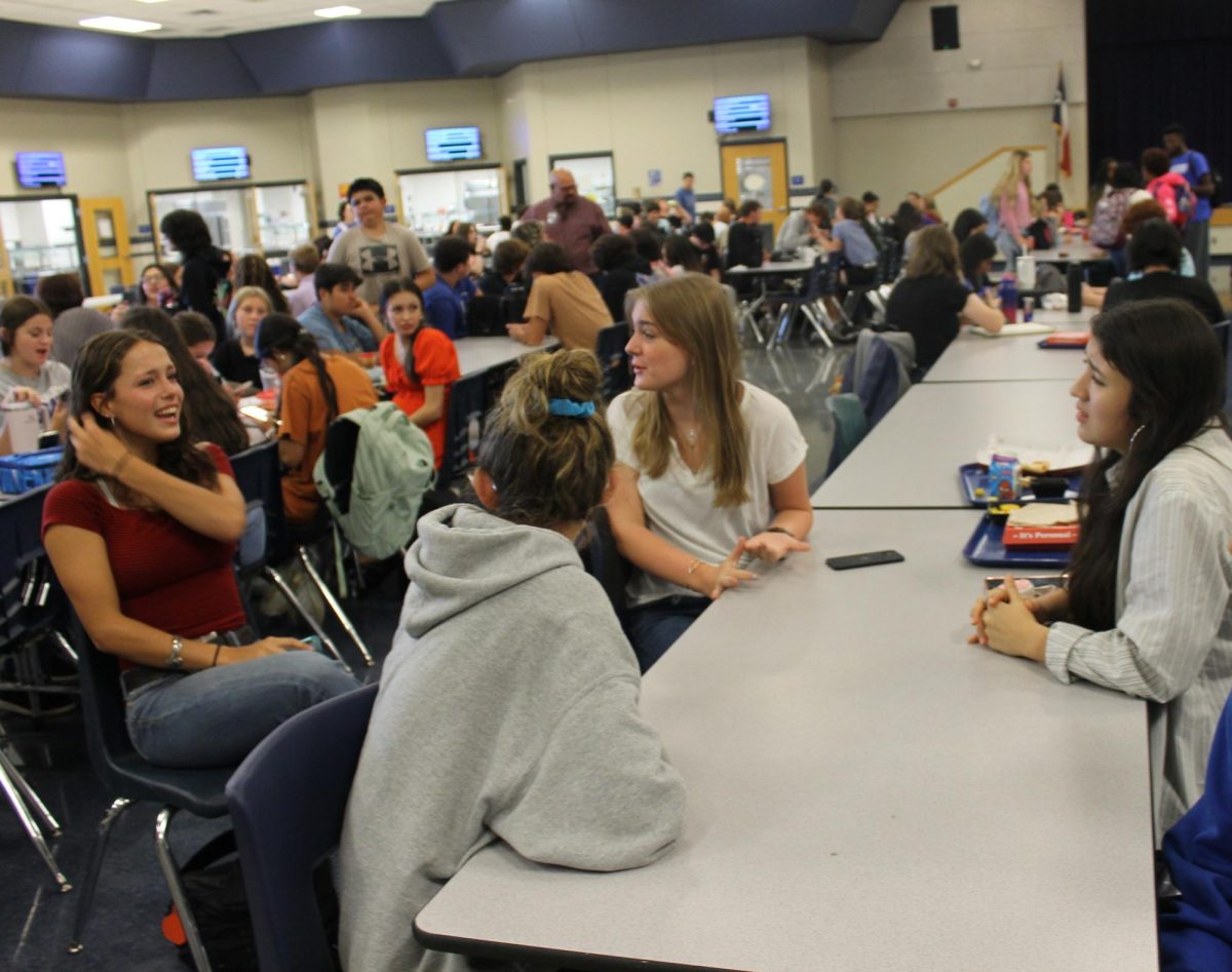 A freshman group of friends talks during lunch Aug. 26.