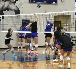 Varsity and JV volleyball go against each other to practice.