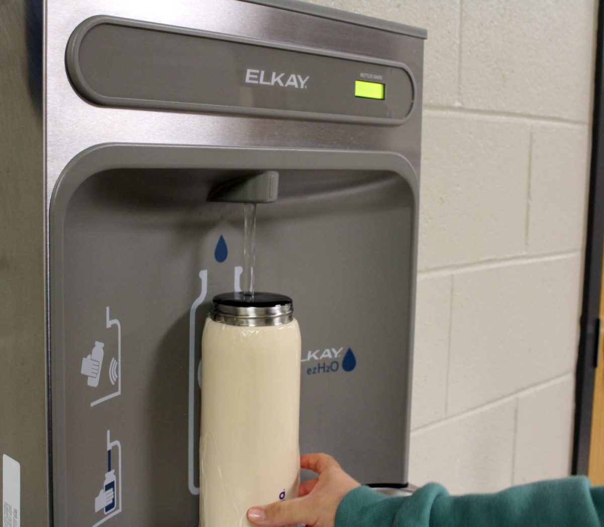 Water bottle overflows because the fountain fills fast.