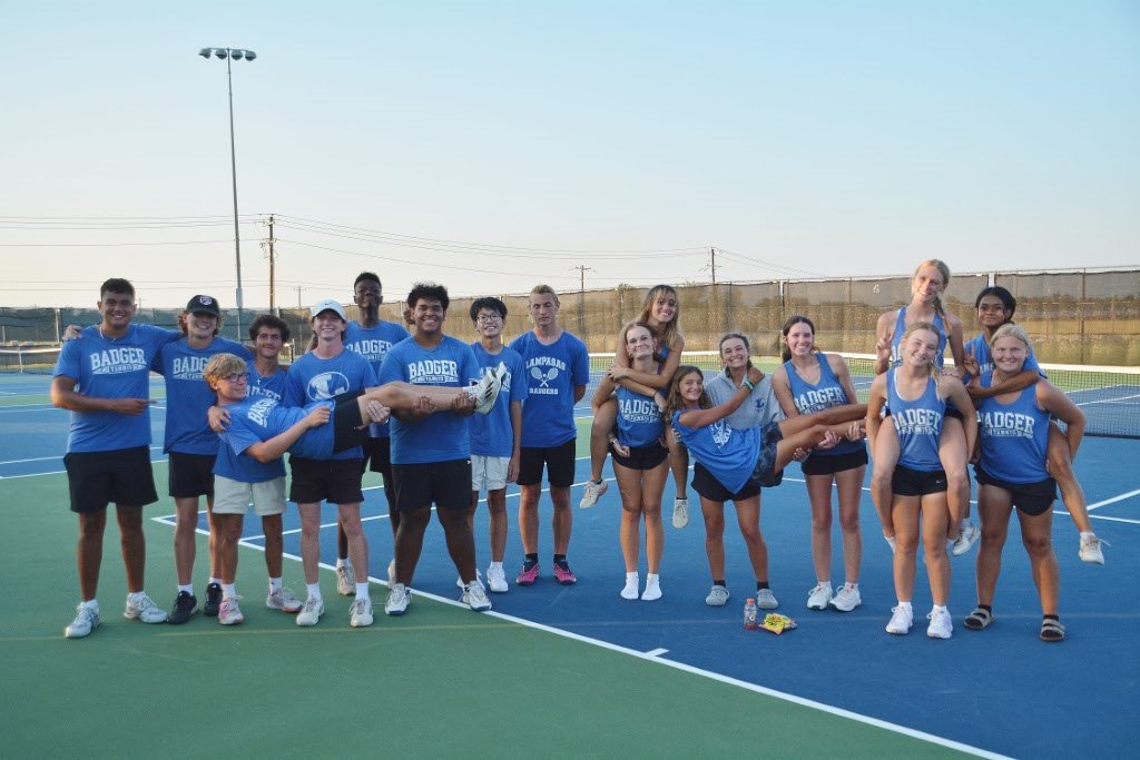 The tennis team celebrates at Belton Aug. 26.