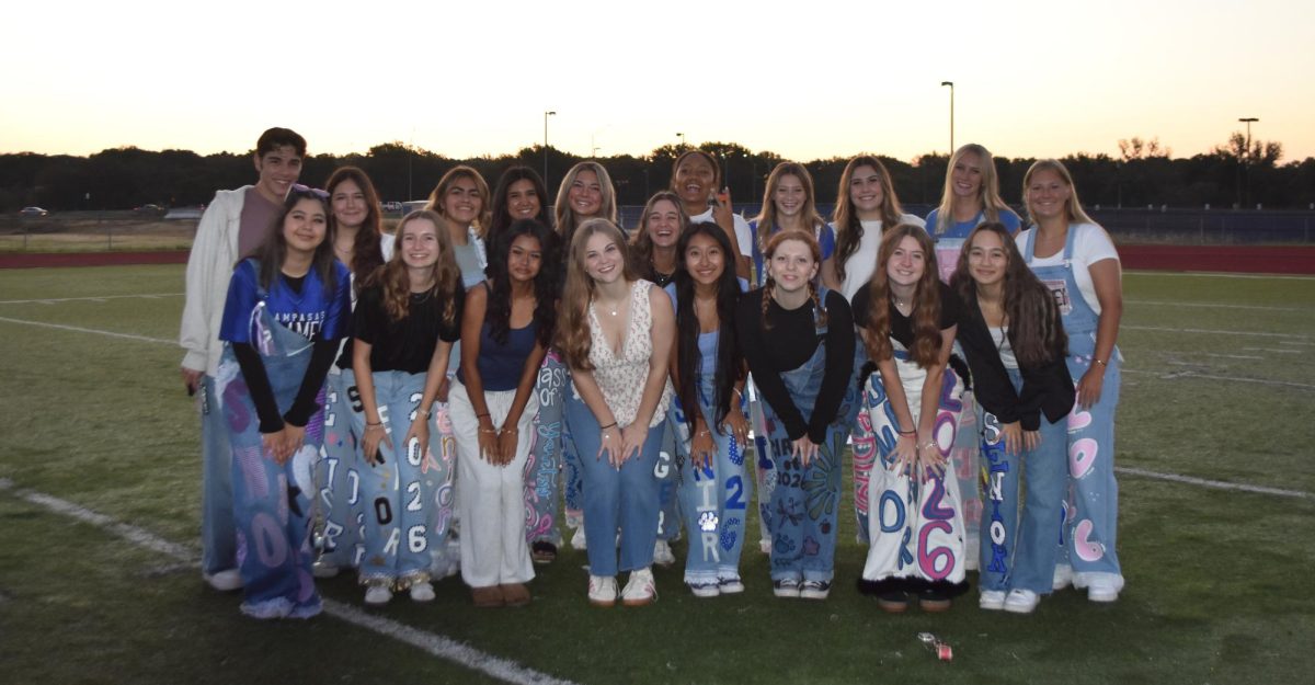 Senior gather together to pose for a picture at senior sunrise. 